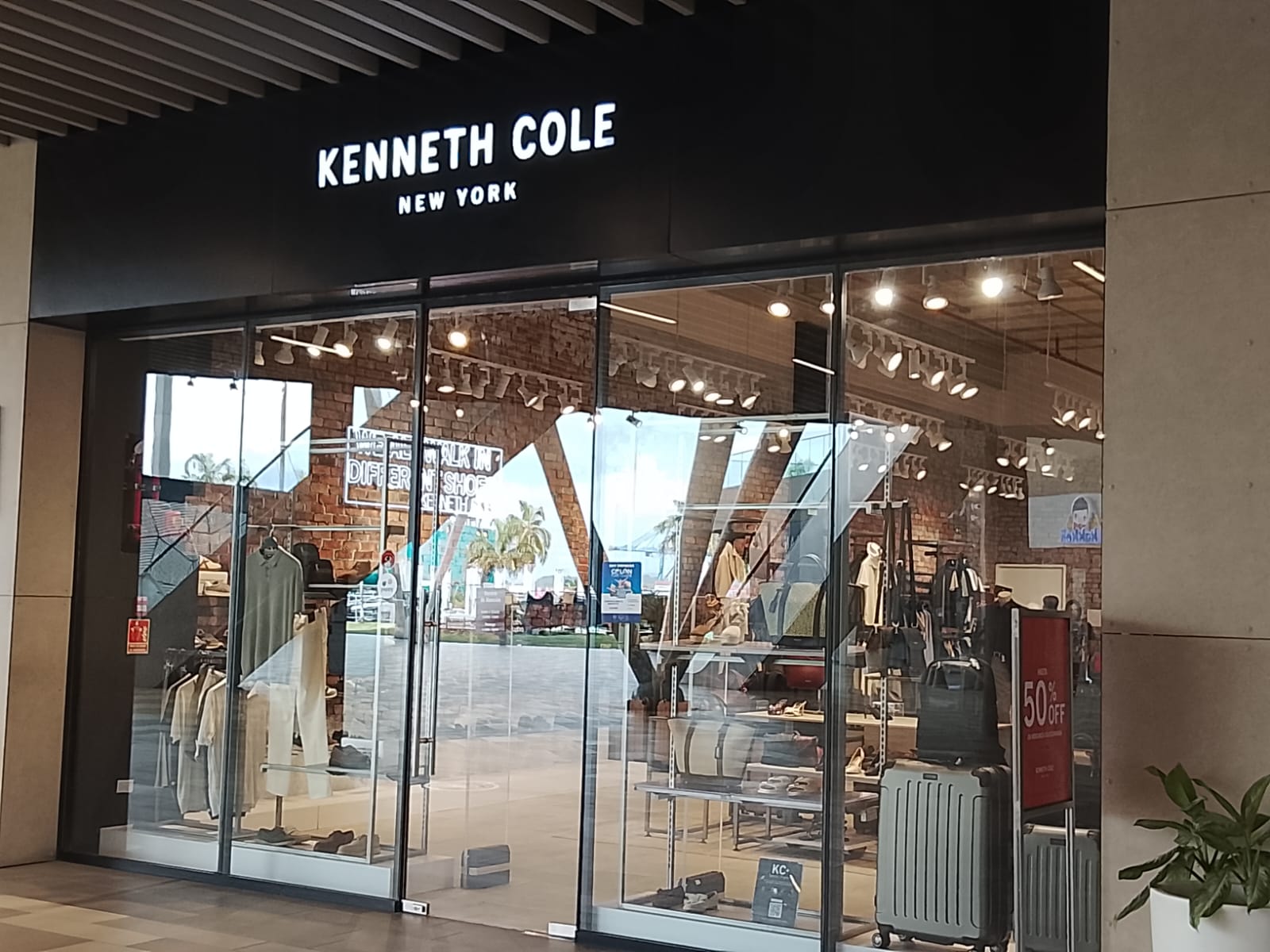 KENNEYH COLE